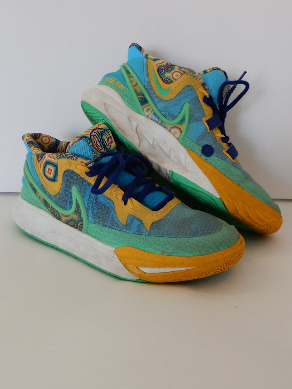 Nike Kyrie 8 GO SE Basketball Youth Sneaker Size 6.5Y Used